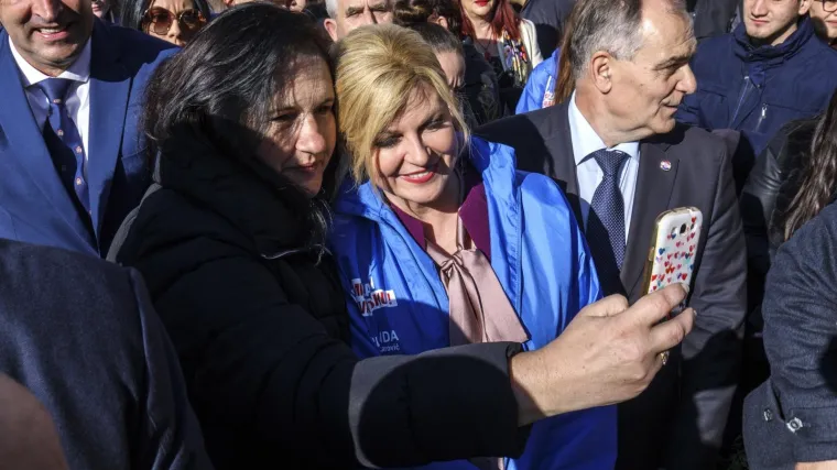 Grabar Kitarović odu&scaron;evila Imoćane: Pljeskali joj u crkvi, zaustavljali na ulici, vikali: 'Svi za Kolindu'