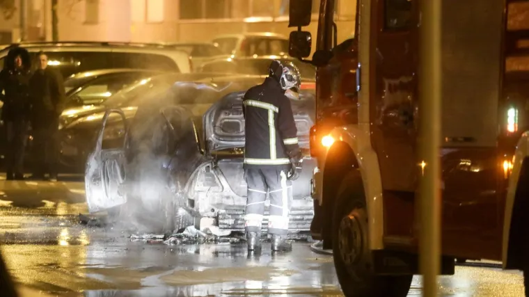 FOTO U Zagrebu planuo automobil u vožnji: Vatra se pro&scaron;irila na jo&scaron; tri automobila!