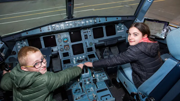 Croatia Airlines nagradio učeničku kreativnost: Osmislili najbolju čestitku pa postali piloti na jedan dan