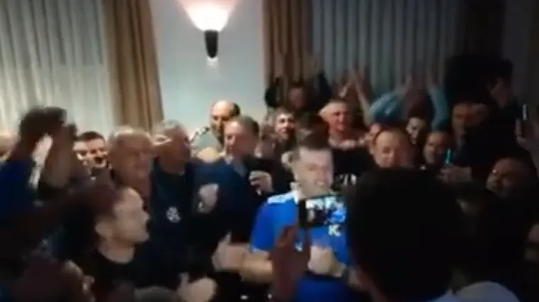 Mamić u neuobičajenu društvu, uz zvuke harmonike, 'dere' narodnjake