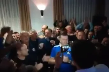 Mamić u neuobičajenu društvu, uz zvuke harmonike, 'dere' narodnjake