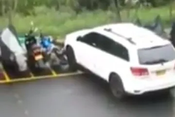 Hrvati u nevjerici gledaju vještine parkiranja ovog 'specijalca'