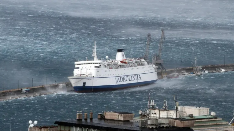 Olujni uvjeti na Jadranu: Upaljen crveni alarm, bura pu&scaron;e preko 150 kilometara na sat