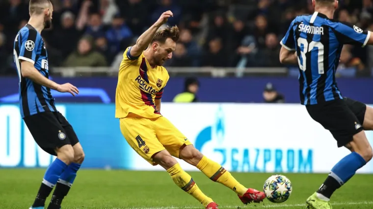 Rakitić je na rukama kao kapetan nosio dvije trake, a na jednoj je bio simbol Intera