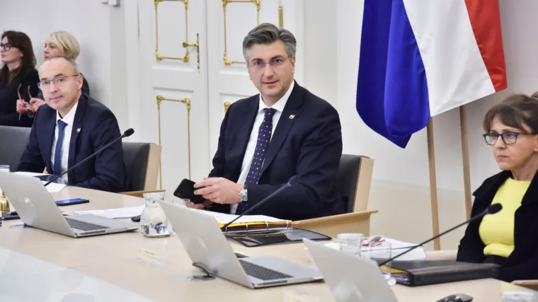 Plenković se hvali dizanjem rodiljnih naknada. Ne zabrinjavaju ga ni autobusi pod prozorom Vlade