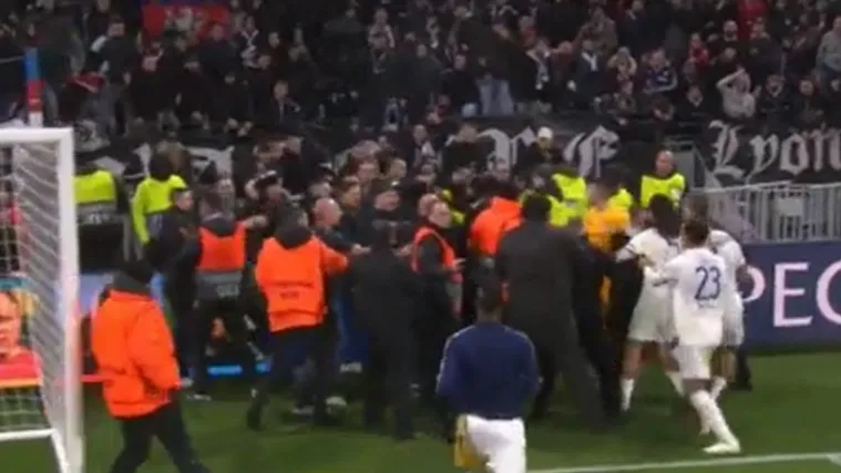 Umjesto slavlja, nakon utakmice nastao kaos, nogometa&scaron;i napali vlastite navijače