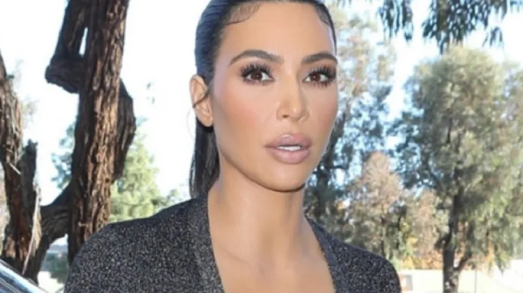 Kim Kardashian privlačila poglede u uskoj vesti s dubokim izrezom