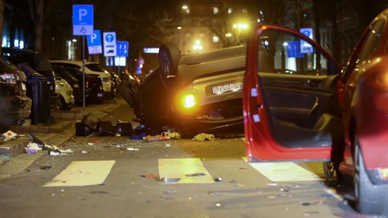 Posvuda su dijelovi automobila, uni&scaron;ten je semafor, a ozlijeđeno je vi&scaron;e ljudi