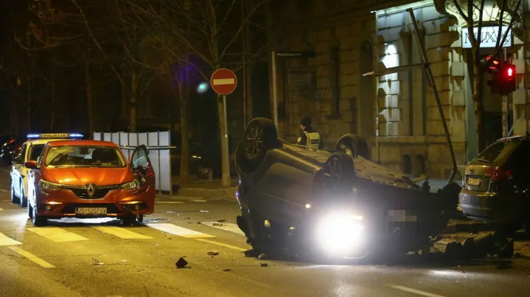 Sudar u centru Zagreba: 'Prizor je bio stra&scaron;an! Sru&scaron;en semafor, auto na krovu...'