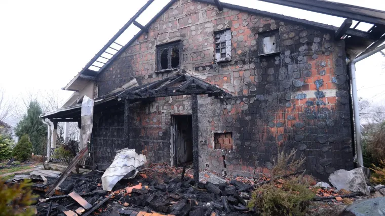 FOTO U požaru su potpuno izgorjeli tavan i krovi&scaron;te kuće, o&scaron;tećena su dva auta, a mu&scaron;karac je ozlijeđen