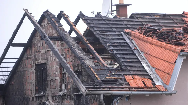 Jedna osoba ozlijeđena; tavan i krovište u potpunosti izgorjeli