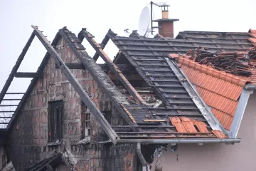 Jedna osoba ozlijeđena; tavan i krovište u potpunosti izgorjeli