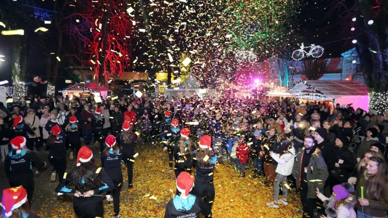 Svečano otvoren Advent u gradu na četiri rijeke: Noćna utrka okupila 400 trkača