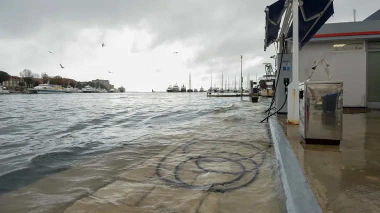 Što se događa u Dalmaciji? Voda se izlila na rive u Trogiru, Kaštelima, na Hvaru...