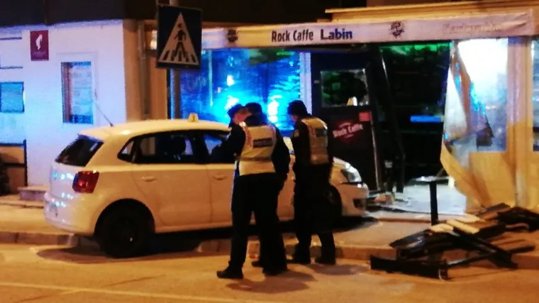 Užas u Labinu: Autom uletjela u kafić i pokosila petero ljudi. Mladić umro u vozilu Hitne pomoći