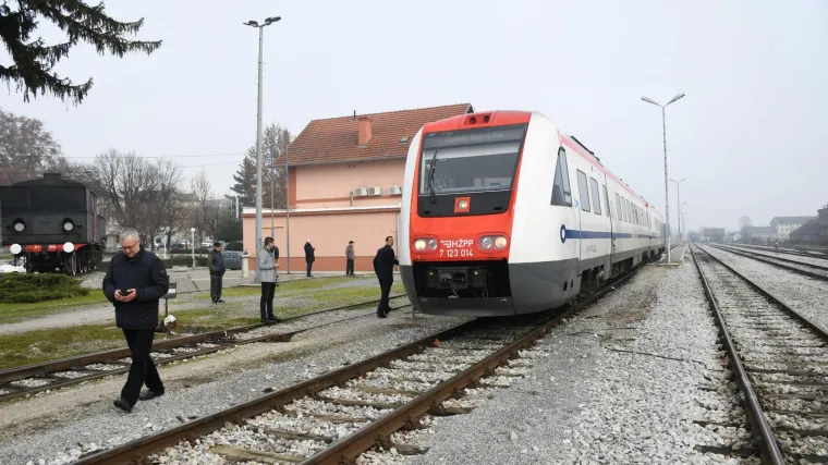 Nakon 52 godine izgrađena  nova pruga: Prva vožnja i odmah fijasko  - vlak kasnio zbog kvara