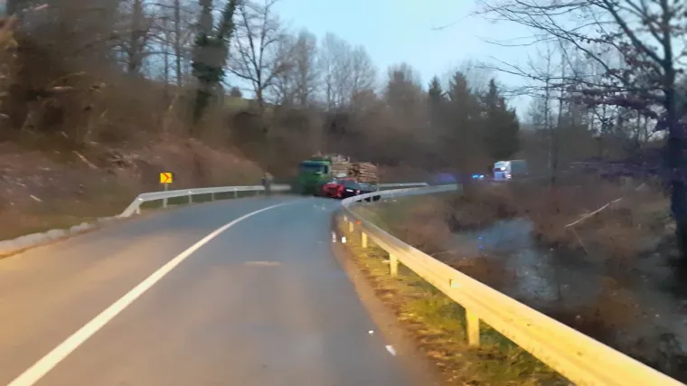 U sudaru teretnog i dva osobna vozila dvije osobe smrtno stradale, vi&scaron;e ozlijeđenih