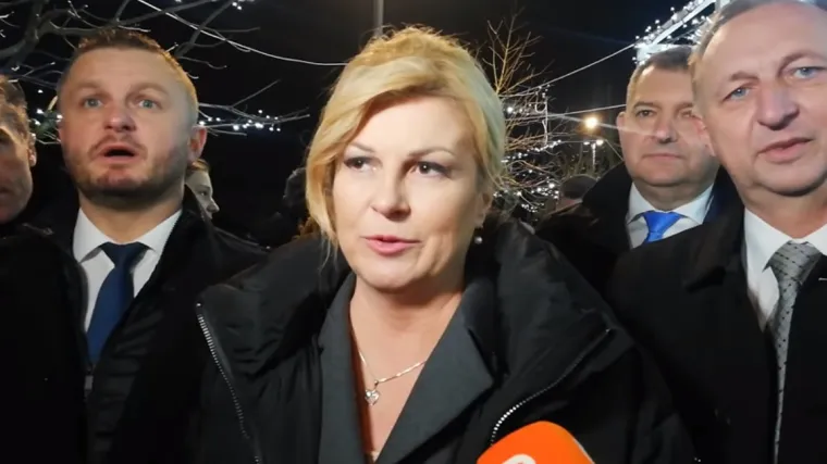 Ona daje izjavu, u pozadini svira Škoro. Pogledajte ovu reakciju