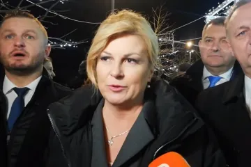 Ona daje izjavu, u pozadini svira Škoro. Pogledajte ovu reakciju