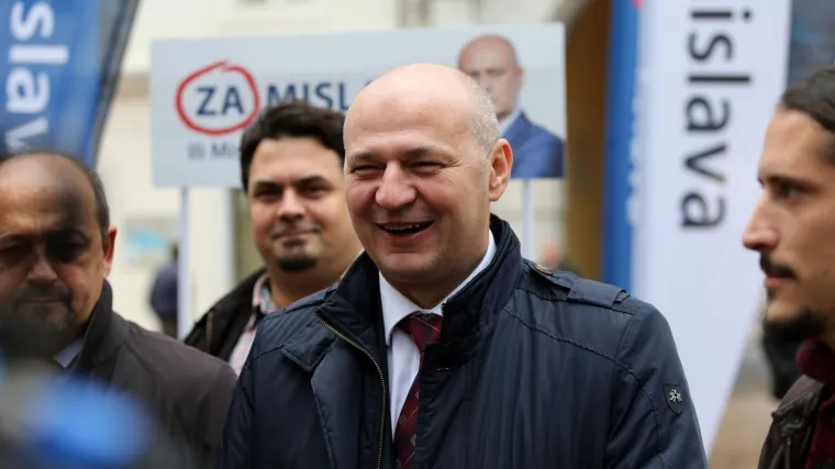 'Ako imaju imalo dostojanstva, neka se maknu s puta...'