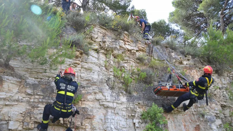 Te&scaron;ka nesreća na Braču: Žena automobilom sletjela u provaliju, helikopterom je prevezli u bolnicu