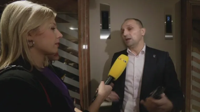 VIDEO 'Hoćete li se ispričati gledateljima RTL-a?' Voditelj stožera predsjednice pobjegao u lift!