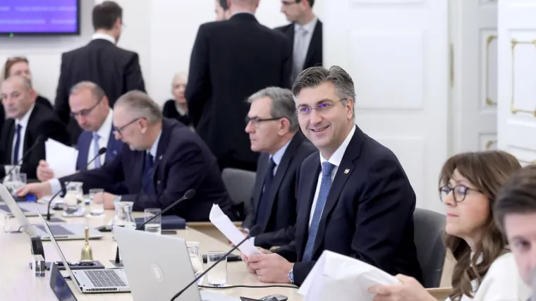 Odluke Vlade: Milijuni kn bolnicama za dug veledrogerijama, povećani dodaci policajcima, uvedena 'cro kartica'