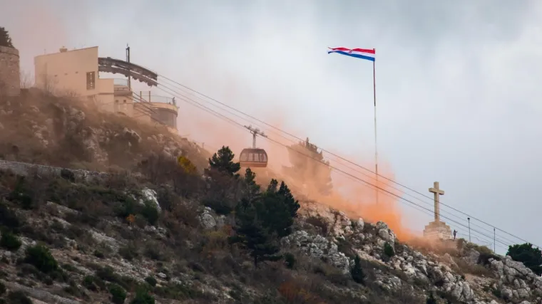 [FOTO] DIRLJIV OPRO&Scaron;TAJ OD BRANITELJA KOJI JE OBRANIO SRĐ: Ovako mu je Torcida odala počast
