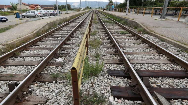 Vlak naletio na osobu i usmrtio ju na mjestu. Promet je u prekidu