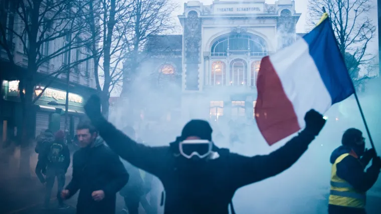 Diljem svijeta ljudi su ustali protiv sistema i nepravde - vatra, suzavci, meci i krv na ulicama. Sru&scaron;eno je čak 5 vlada