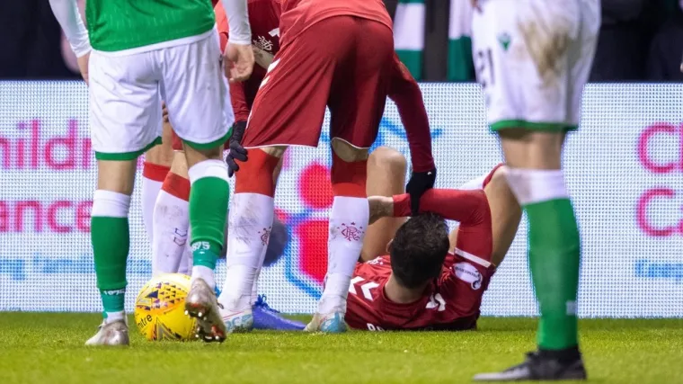 Navijači gađali Bari&scaron;ića staklenom bocom, Gerrard poludio zbog Vatrenog i potpuno izgubio kontrolu