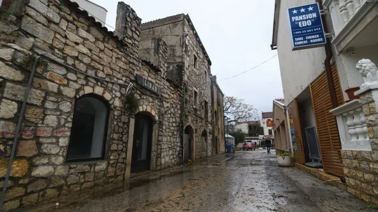 Nevrijeme na Jadranu: Od Istre do Dubrovnika more se prelilo na rive, Pako&scaron;tane zatrpao led...