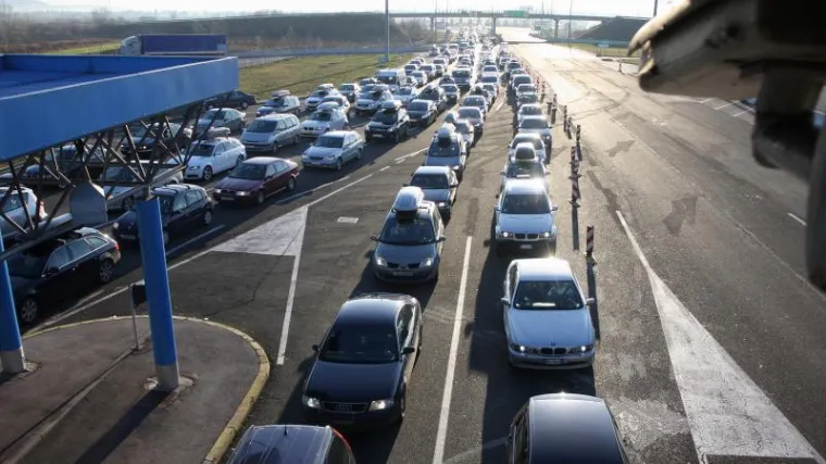 Kilometarske kolone na graničnim prijelazima, moguća su duža čekanja: Evo &scaron;to savjetuje HAK