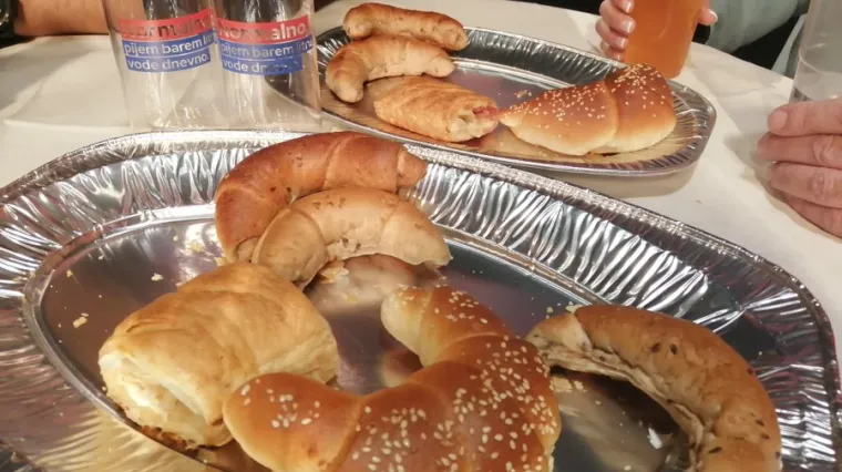 A na stolovima nema cateringa, već kifle i peciva...