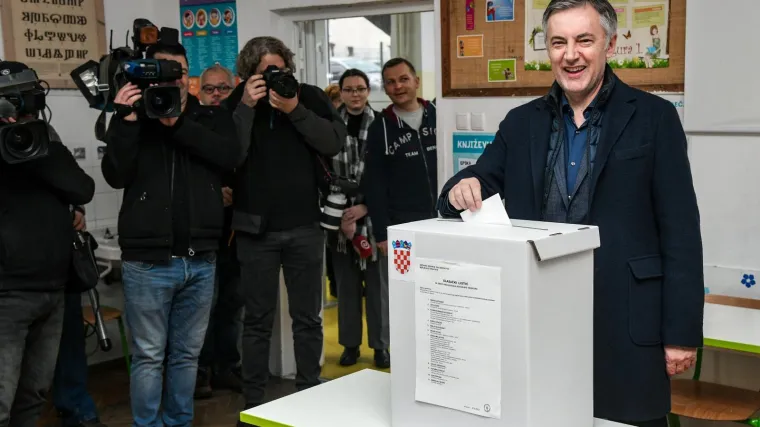 Trudi se biti duhovit na Facebooku, poslužio se i Isusom i Elvisom