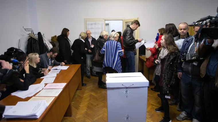 'Ljudi stoje u redu na ki&scaron;i, neki odlaze, starija gospođa 3 dana traži birača u spisku...'