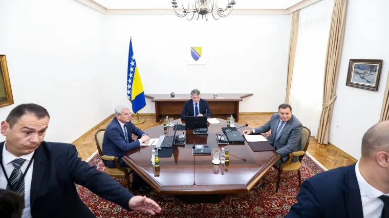 Godina potro&scaron;ena na unutarnje sukobe dolazi na naplatu, ali ne samo njima nego i Hrvatskoj