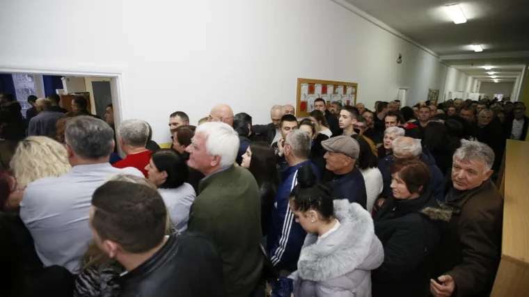 Hrvati u susjednim zemljama: Grabar-Kitarović premoćno osvojila Bosnu, Milanović Sloveniju