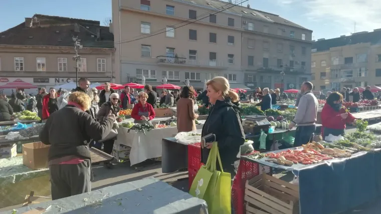 Predsjednica u ležernom izdanju: Sa suprugom Jakovom posjetila Dolac, kupila ribu pa 'oplela' po Milanoviću
