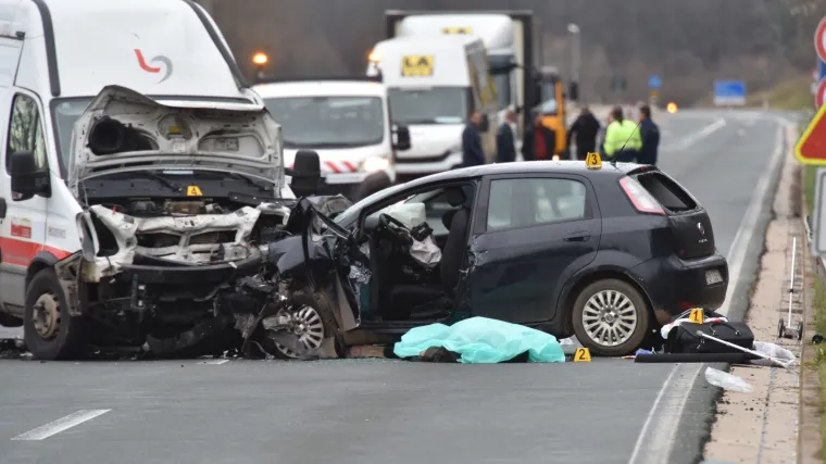 FOTO Vozač automobila poginuo u te&scaron;koj prometnoj nesreći: Pre&scaron;ao je na suprotni trak