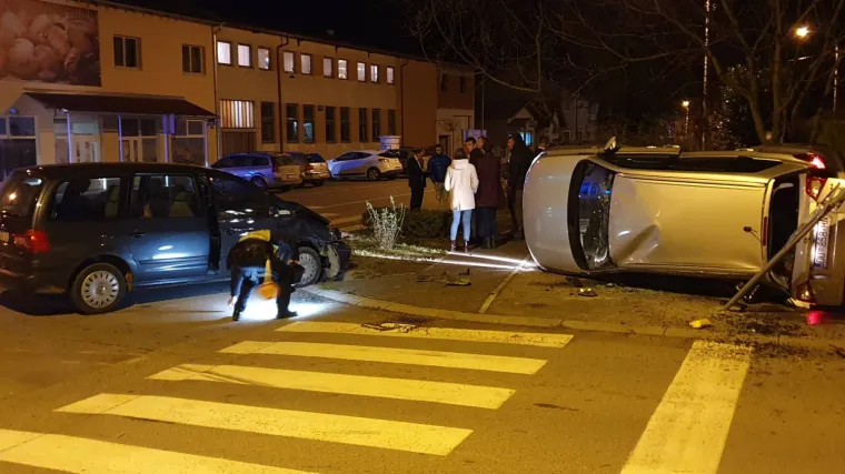 Te&scaron;ka prometna nesreća: Od siline udarca automobil se prevrnuo, tri osobe zavr&scaron;ile u bolnici