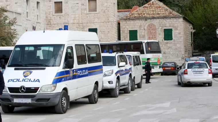 Mladić motociklom udario u stablo, liječnici mu se bore za život