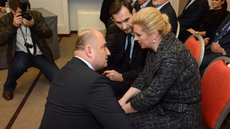 Internet umire od smijeha smi&scaron;ljajući &scaron;to se zapravo događa na ovoj fotki; 'A obećao si mi da će dobiti &Scaron;koro...'