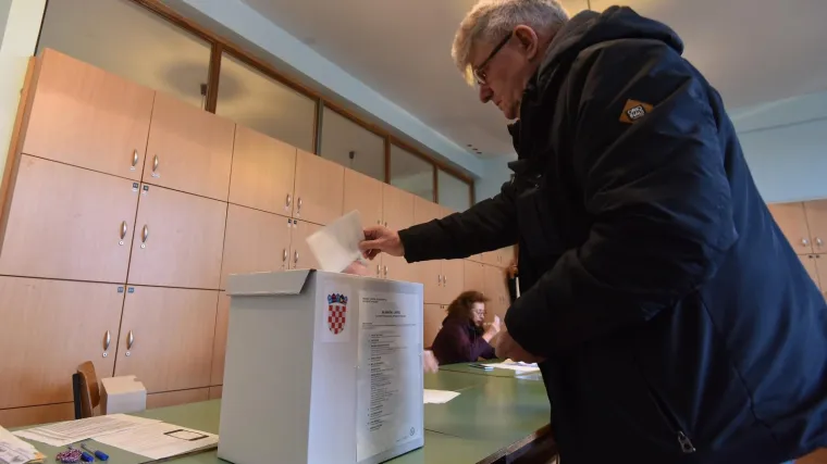 U Hrvatskoj se i danas održavaju predsjednički izbori: Barilović bira između 11 kandidata