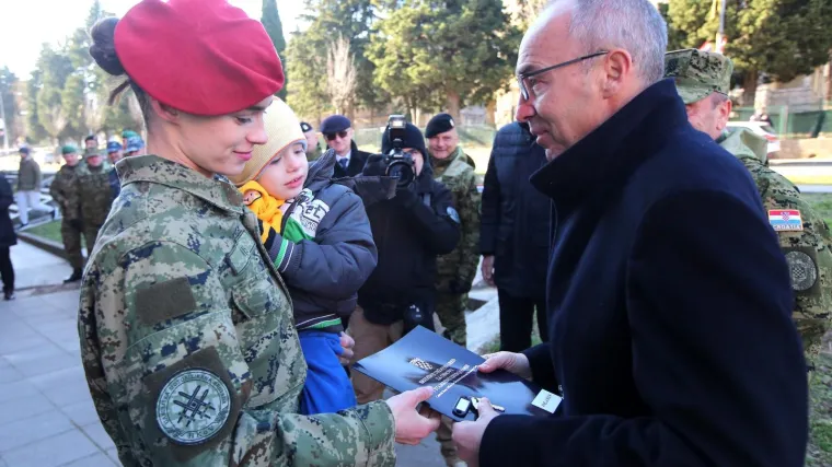 Ministar obrane uručio ključeve stanova za troje pripadnika HV-a