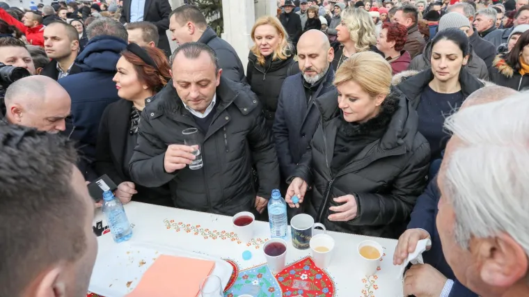 Grabar-Kitarović već je dočekala 2020: 'Želim da vam nova godina bude najbolja do sada'