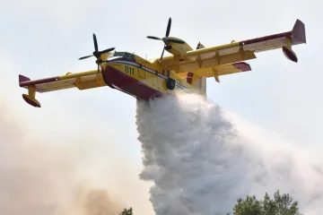 Vatrogascima pomaže kanader, ekipe će na požarištu ostati cijelu noć
