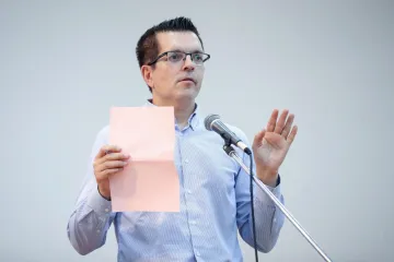 'Prva me napala!', ona ga demantira: 'Prijetio je mom partneru i udario ga kišobranom'