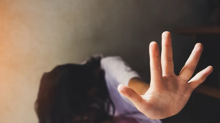 Mu&scaron;karac i mlada žena maloljetnike uveli u pornografiju