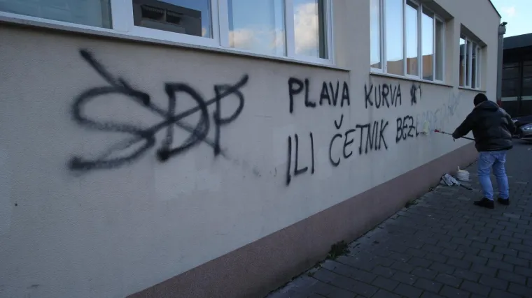 U SPLITU OSVANUO GRAFIT PROTIV KOLINDE I MILANOVIĆA: Ubrzo je izbrisan sa zida biračkog mjesta